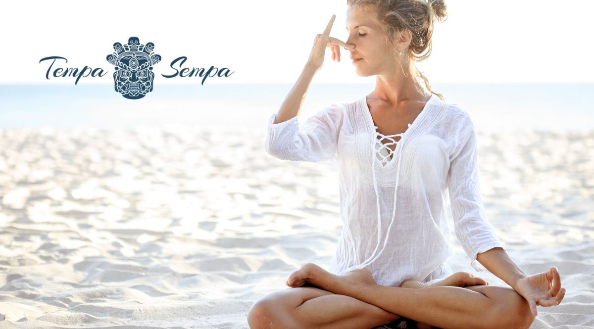mujuer en la playa realizando un pranayama