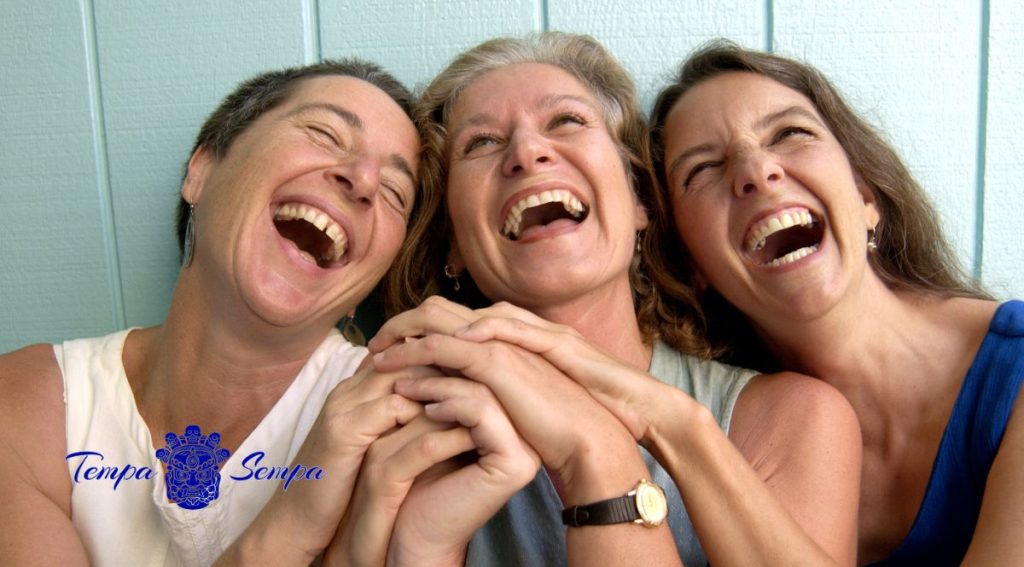 personas riéndose juntas