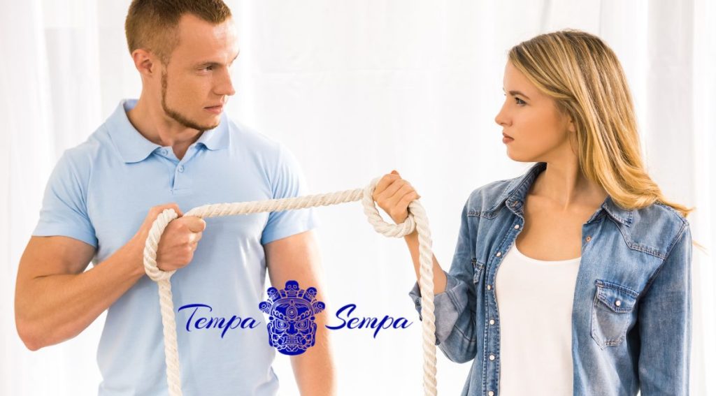 Una pareja representando el tira y afloja enlas relaciones y el intercambio energético