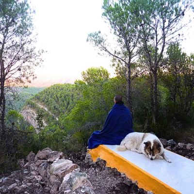 Rober en práctica de meditación, sentado en un acantilado