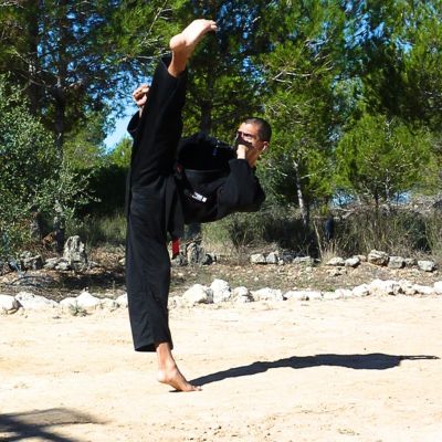 Rober practicando artes marciales