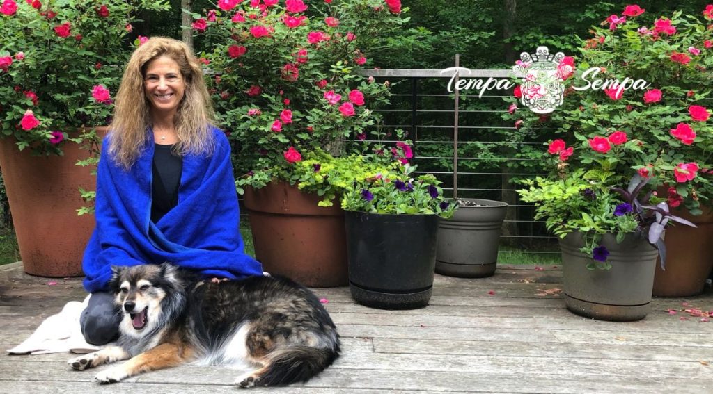 Tara branch en su casa con su perro
