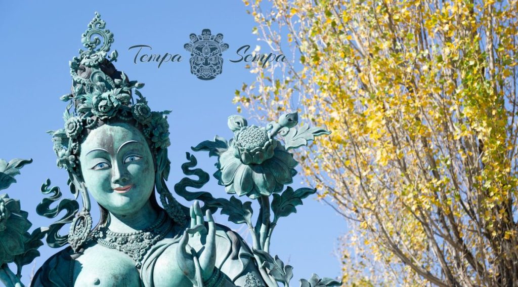 Estatua con los ojos abiertos de tara verde, la sanadora