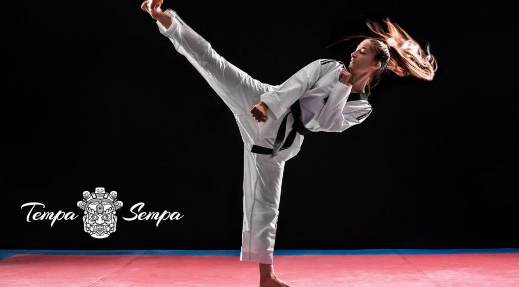 patada de artes marciales coordinando respiración movimiento