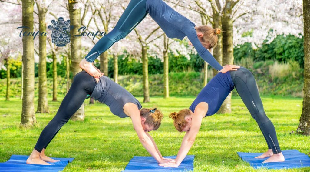 acro yoga realizado por tres chicas