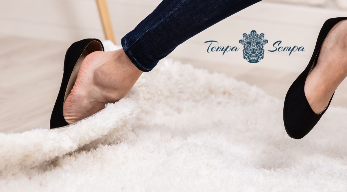 pie tropezando con alfombra