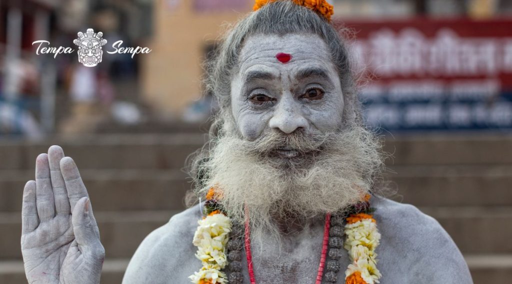 un santo untado en ceniza para mostrar que sigue a Shiva