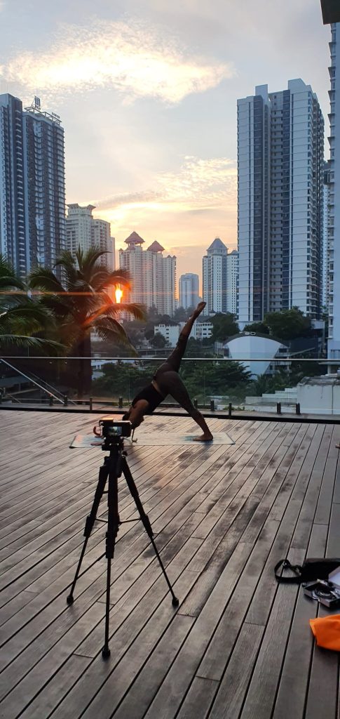 shima haciendo yoga en Kuala Lumpur