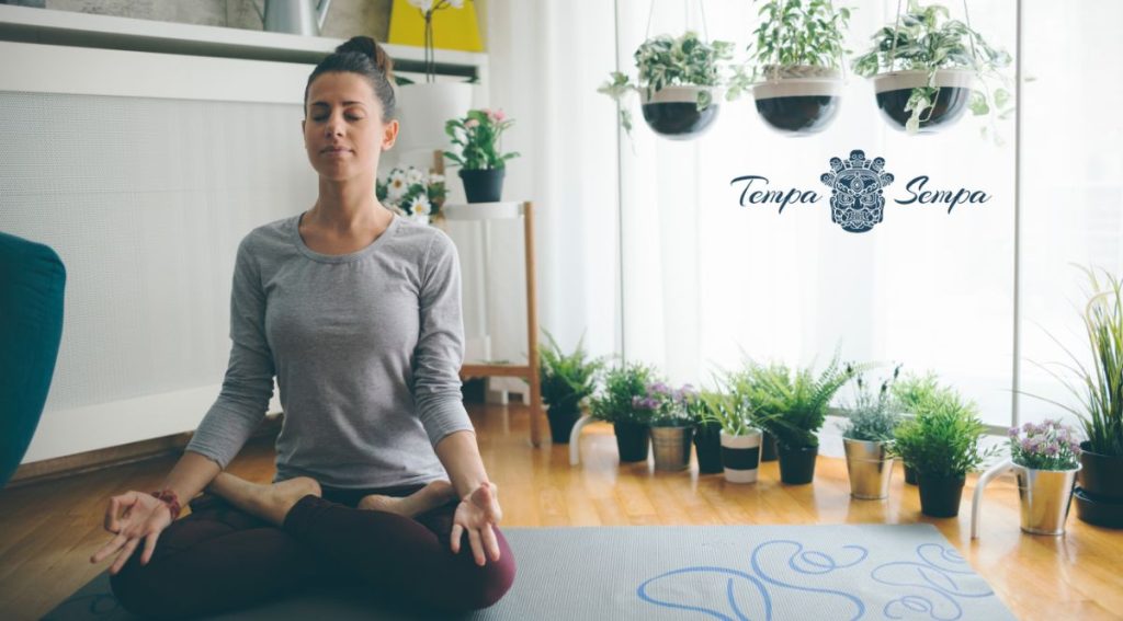 meditando despues de hacer yoga en el salón de casa