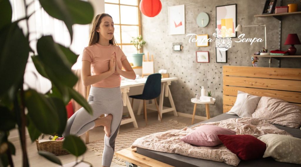 practicando yoga en su habitación