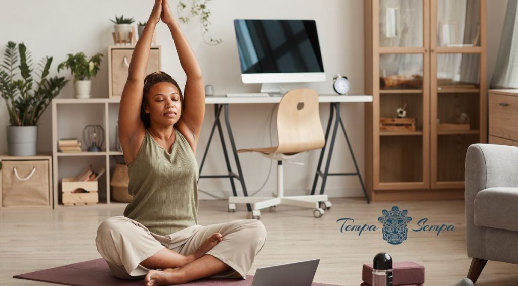 practicando yoga online en el salón de casa