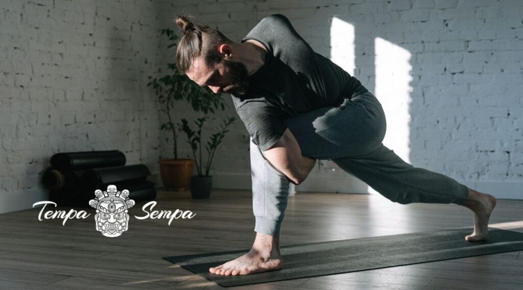 postura avanza de yoga para girar la medudal espinal