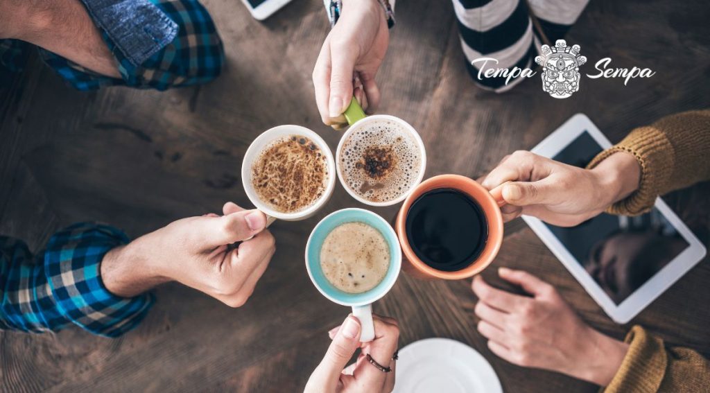 cuatro personas tomando cafe
