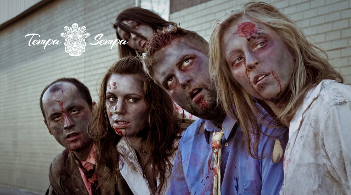 personas maquilladas de zombi representando un mal día